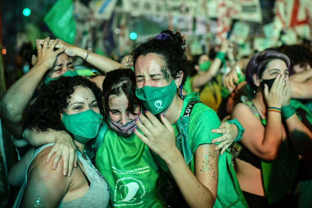 Argentina, aborto. Ragazze piangono di gioia per la vittoria riportata